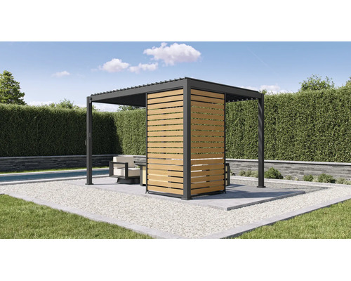 Moderne Lamellenpergola aus dunklem Aluminium mit Sichtschutz aus hellen Holzlatten in einem Garten.
