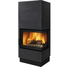 Moderner Kaminofen mit Eckverglasung und Steinverkleidung, brennendes Holzfeuer im Brennraum.