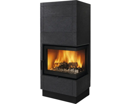 Moderner Kaminofen mit Eckverglasung und Steinverkleidung, brennendes Holzfeuer im Brennraum.