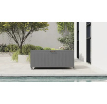 Graue Auflagenbox aus Metall mit Rollen auf einer modernen Terrasse neben einem Pool.