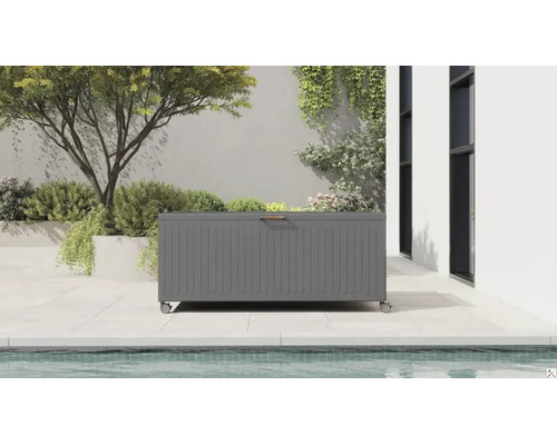 Graue Auflagenbox aus Metall mit Rollen auf einer modernen Terrasse neben einem Pool.
