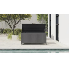 Geöffnete Garten-Auflagenbox mit Rollen auf einer gefliesten Terrasse am Pool. Die Metallbox hat eine gerippte Front und Gasdruckfedern am Deckel.