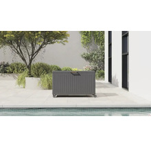 Moderne Garten-Auflagenbox aus Metall mit Rollen und Holzgriff auf einer hellen Terrasse am Pool.