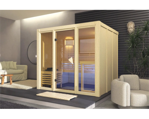 Moderne Indoor-Sauna aus hellem Holz mit großer Glasfront, aufgebaut in einem modern eingerichteten Wohnraum.