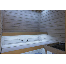 Sauna Innenansicht mit hellen Holzvertäfelungen, zwei übereinanderliegenden Saunabänken und einem integrierten Saunaofen.