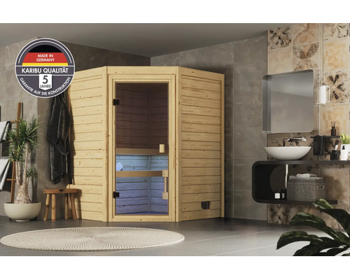 Ecksauna aus Holz in einem modernen Badezimmer mit Ganzglastür und fünf Jahren Garantie auf die Konstruktion sowie Made in Germany Siegel.