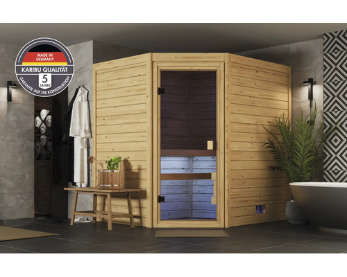 Ecksauna aus Massivholz in einem modern eingerichteten Badezimmer mit Glasfront und Karibu Qualitätssiegel inklusive fuenf Jahren Garantie.