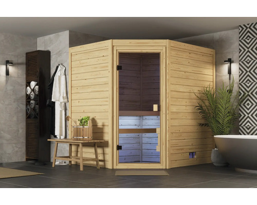 Ecksauna aus Massivholz in einem modern gestalteten Badezimmer mit einer freistehenden Badewanne und einem Holzregal.