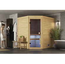 Ecksauna aus Massivholz in einem modern eingerichteten Badezimmer mit Glasfront und Saunazubehör auf einer Holzbank.