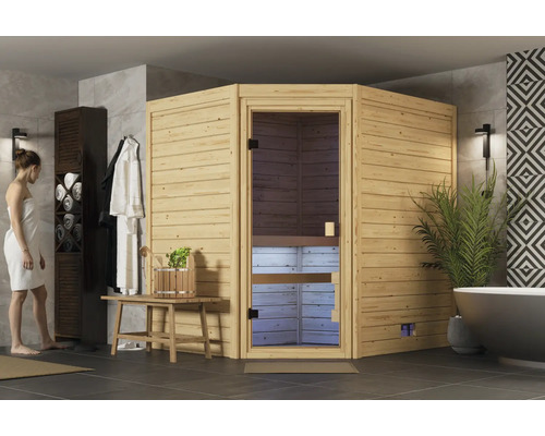 Ecksauna aus Massivholz in einem modern eingerichteten Badezimmer mit Glasfront und Saunazubehör auf einer Holzbank.