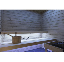 Moderne Sauna mit Holzverkleidung, Sitzbank, indirekter Beleuchtung und einem hölzernen Saunaeimer mit Kelle.