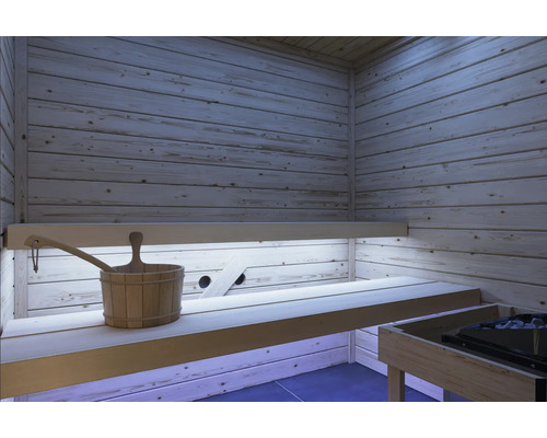 Moderne Sauna mit Holzverkleidung, Sitzbank, indirekter Beleuchtung und einem hölzernen Saunaeimer mit Kelle.