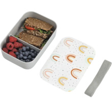Lunchbox aus Kunststoff mit Trennwand, Deckel mit Regenbogen-Motiv und elastischem Verschlussband, gefüllt mit Brot und Beeren.