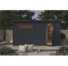 Moderne Garten-Sauna aus Holz mit Flachdach, Glas-Tür und Fenster auf einer Holzterrasse in einem Garten mit Lounge-Möbeln.