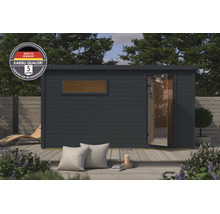 Modernes Gartenhaus mit Flachdach und Glaselementen auf einer Holzterrasse mit Dekoration im Garten.