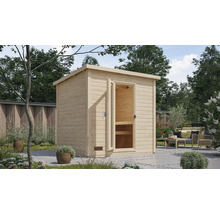 Moderne Gartensauna aus Holz mit Pultdach und verglaster Tür in einem gepflegten Gartenbereich mit Lounge Möbeln.