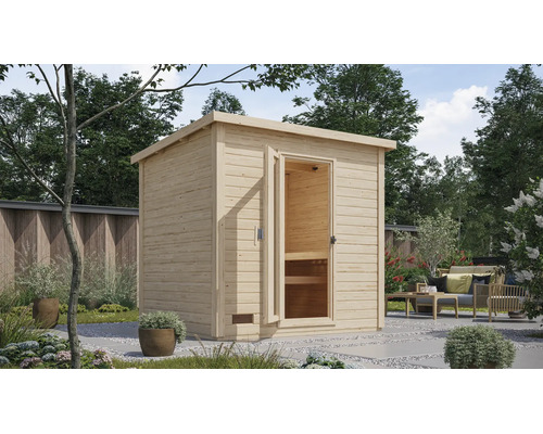 Moderne Gartensauna aus Holz mit Pultdach und verglaster Tür in einem gepflegten Gartenbereich mit Lounge Möbeln.