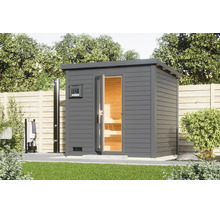 Moderne Garten-Sauna mit Pultdach und Ganzglastür, aufgestellt im Garten mit angrenzender Außendusche und Sichtschutzzaun.