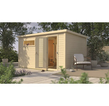 Gartensauna aus Holz mit Flachdach und seitlichem Fenster auf einer Holzterrasse mit Lounge Sessel in einer Gartenanlage.