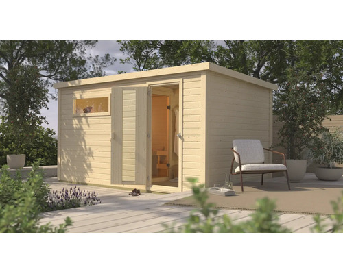 Gartensauna aus Holz mit Flachdach und seitlichem Fenster auf einer Holzterrasse mit Lounge Sessel in einer Gartenanlage.