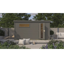 Modernes Gartenhaus aus Holz mit Flachdach, einem Fenster und einer Einzeltür auf einer Terrasse in einem gepflegten Garten.