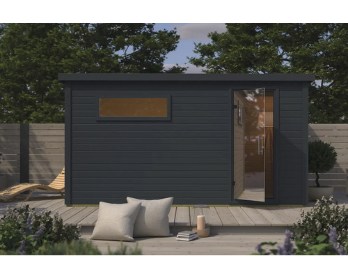 Moderne Garten-Sauna aus Holz mit Flachdach, Glas-Tür und Fenster auf einer Holzterrasse in einem Garten mit Lounge-Möbeln.