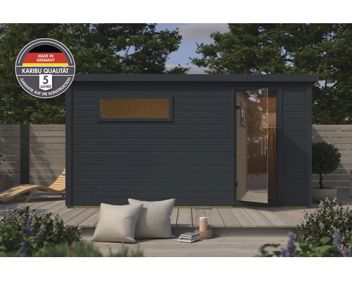Modernes Gartenhaus mit Flachdach und Glaselementen auf einer Holzterrasse mit Dekoration im Garten.