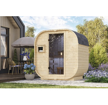 Moderne Fasssauna aus Holz mit Glasfront auf einer Terrasse in einem Garten stehend.