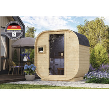 Moderne Karibu Fasssauna aus Holz für den Garten mit Glasfront und Siegel für deutsche Qualität und Garantie.