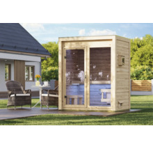 Gartensauna aus Holz mit Ganzglastür auf einer Terrasse vor einem Wohnhaus im Garten.