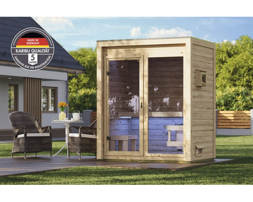 Gartensauna aus Holz mit Ganzglastür auf einer Terrasse vor einem Wohnhaus platziert