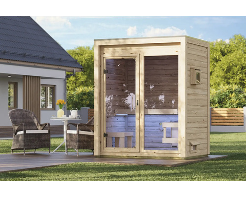 Moderne Gartensauna aus Holz mit Glasfront auf einer Terrasse vor einem Wohnhaus im Garten.
