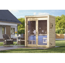 Moderne Gartensauna aus Holz mit Glasfront auf einer Terrasse vor einem Wohnhaus im Garten.