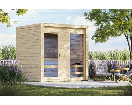 Moderne Garten-Sauna aus Holz mit Glasfront auf einer gepflasterten Terrasse im Garten mit Sitzgelegenheiten.