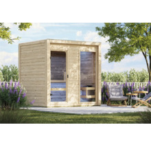 Gartensauna aus Holz mit Glasfront im Garten auf einer gepflasterten Fläche mit Sitzgelegenheiten in der Umgebung.
