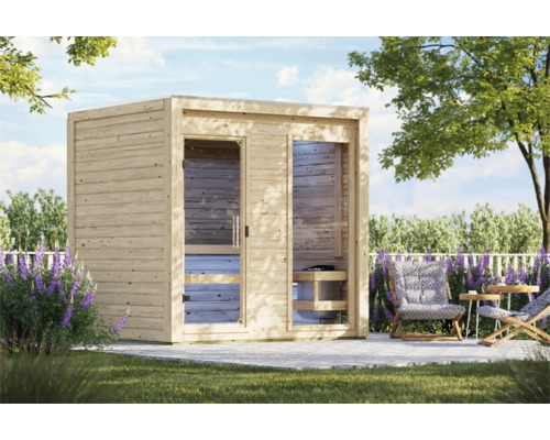Gartensauna aus Holz mit Glasfront im Garten auf einer gepflasterten Fläche mit Sitzgelegenheiten in der Umgebung.