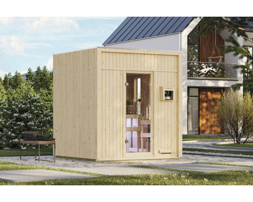 Moderne Außensauna aus Massivholz mit bodentiefer Glastür vor einem Wohnhaus in einer gepflegten Gartenanlage.