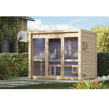 Moderne Gartensauna aus Holz mit großen Glasfronten und Flachdach in einem Garten aufgestellt