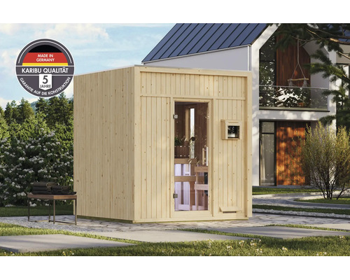 Moderne Karibu Gartensauna aus Holz mit Ganzglastür im Garten vor einem Wohnhaus.