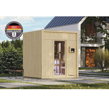 Moderne Karibu Gartensauna aus Holz mit Ganzglastür im Garten vor einem Wohnhaus.