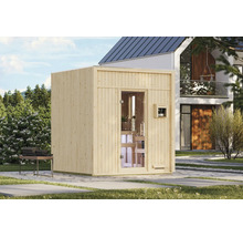 Moderne Außensauna aus Massivholz mit bodentiefer Glastür im Garten vor einem Einfamilienhaus.