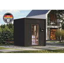 Moderne Gartensauna aus Holz mit Glasfront im Garten, inklusive Karibu Logo und Hinweis auf deutsche Herstellung sowie fuenf Jahre Garantie.