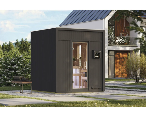 Moderne Außensauna aus Holz mit Glasfront auf einer Terrasse vor einem Wohnhaus im Garten.
