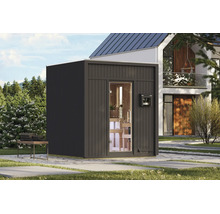 Moderne Außensauna aus Holz mit Glasfront auf einer Terrasse vor einem Wohnhaus im Garten.