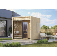 Moderne Gartensauna aus Holz mit Glasfront und Schiebetür, aufgestellt auf einer Terrasse in einem gepflegten Garten.