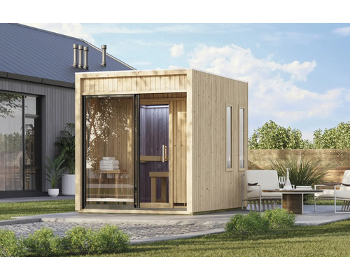 Moderne Gartensauna aus Holz mit Glasfront und Schiebetür, aufgestellt auf einer Terrasse in einem gepflegten Garten.