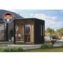 Moderne Karibu Gartensauna mit Glasfront und Holzinnenausstattung in einem gepflegten Gartenbereich mit Sitzgelegenheit.