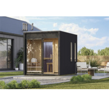 Moderne Außensauna aus Holz mit Glasfront im Garten platziert auf einer Terrasse neben einem Wohnhaus mit Sitzgelegenheiten im Außenbereich.