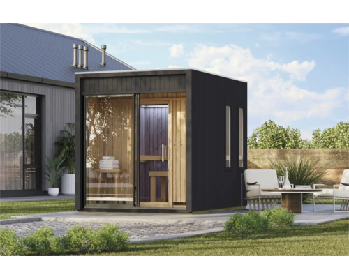 Moderne Außensauna aus Holz mit Glasfront im Garten platziert auf einer Terrasse neben einem Wohnhaus mit Sitzgelegenheiten im Außenbereich.
