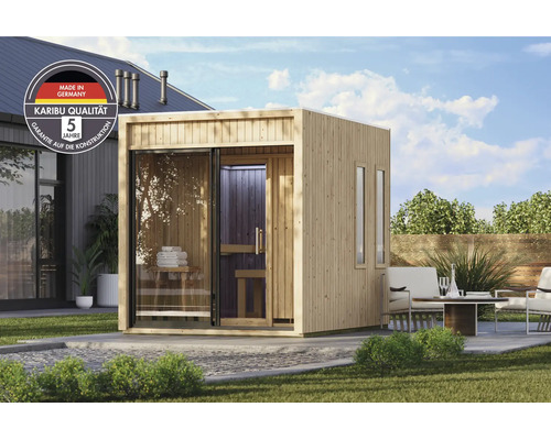 Moderne Karibu Gartensauna aus Holz mit bodentiefen Glaselementen und hochwertiger Konstruktion für den Außenbereich im Garten.